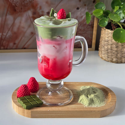 Seitenansicht der Strawberry Matcha Latte Kerze mit geschichteten Farben
