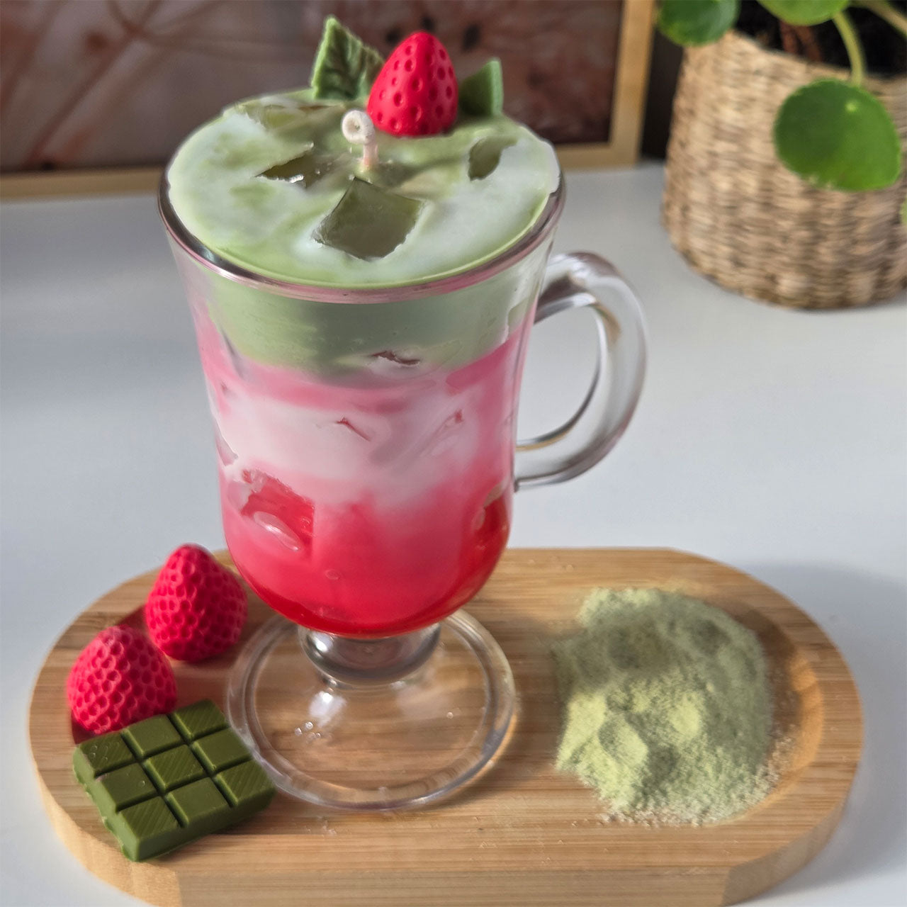 Geschichtete Strawberry Matcha Latte Kerze mit Erdbeer- und Milchschichten