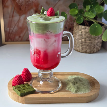 Erdbeer-Detail auf der Strawberry Matcha Latte Kerze