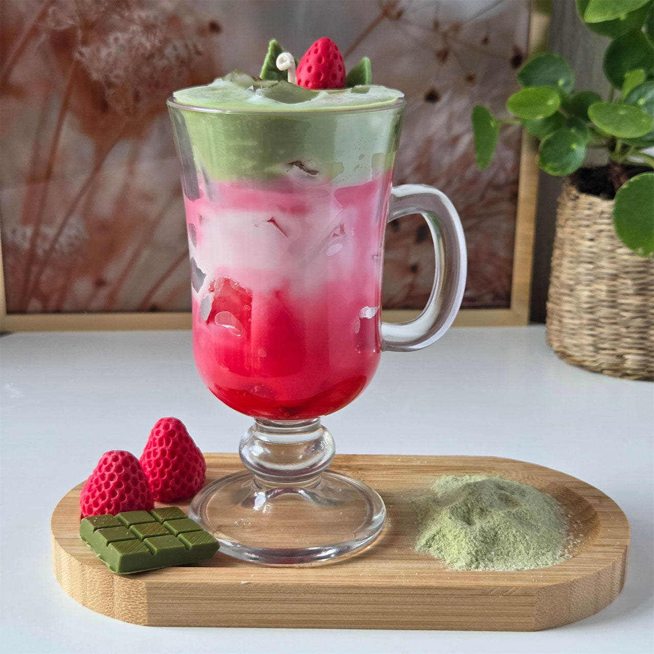 Strawberry Matcha Latte Sojawachskerze als Coffee-Bar-Deko