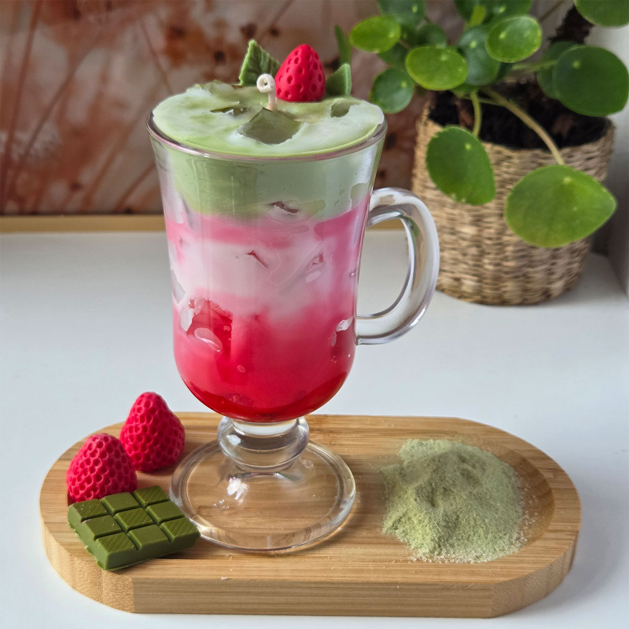 Detail der Oberfläche einer handgemachten Strawberry Matcha Latte Kerze