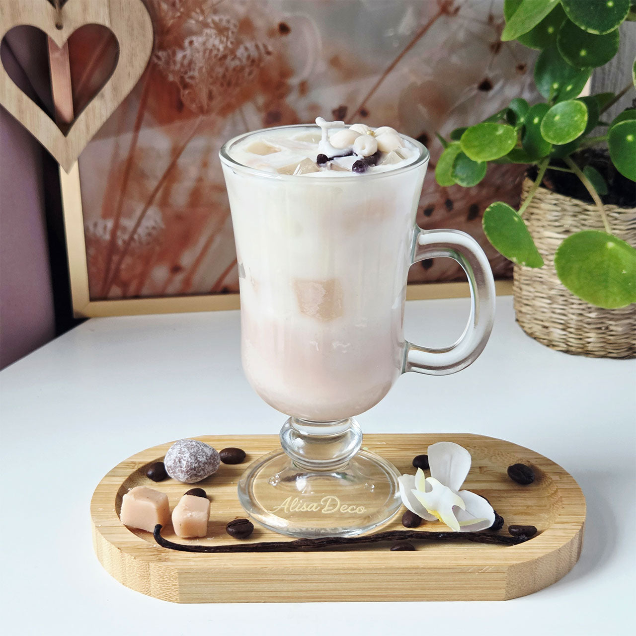 Vanilla Latte Kerze im Glas mit Henkel, Seitenansicht