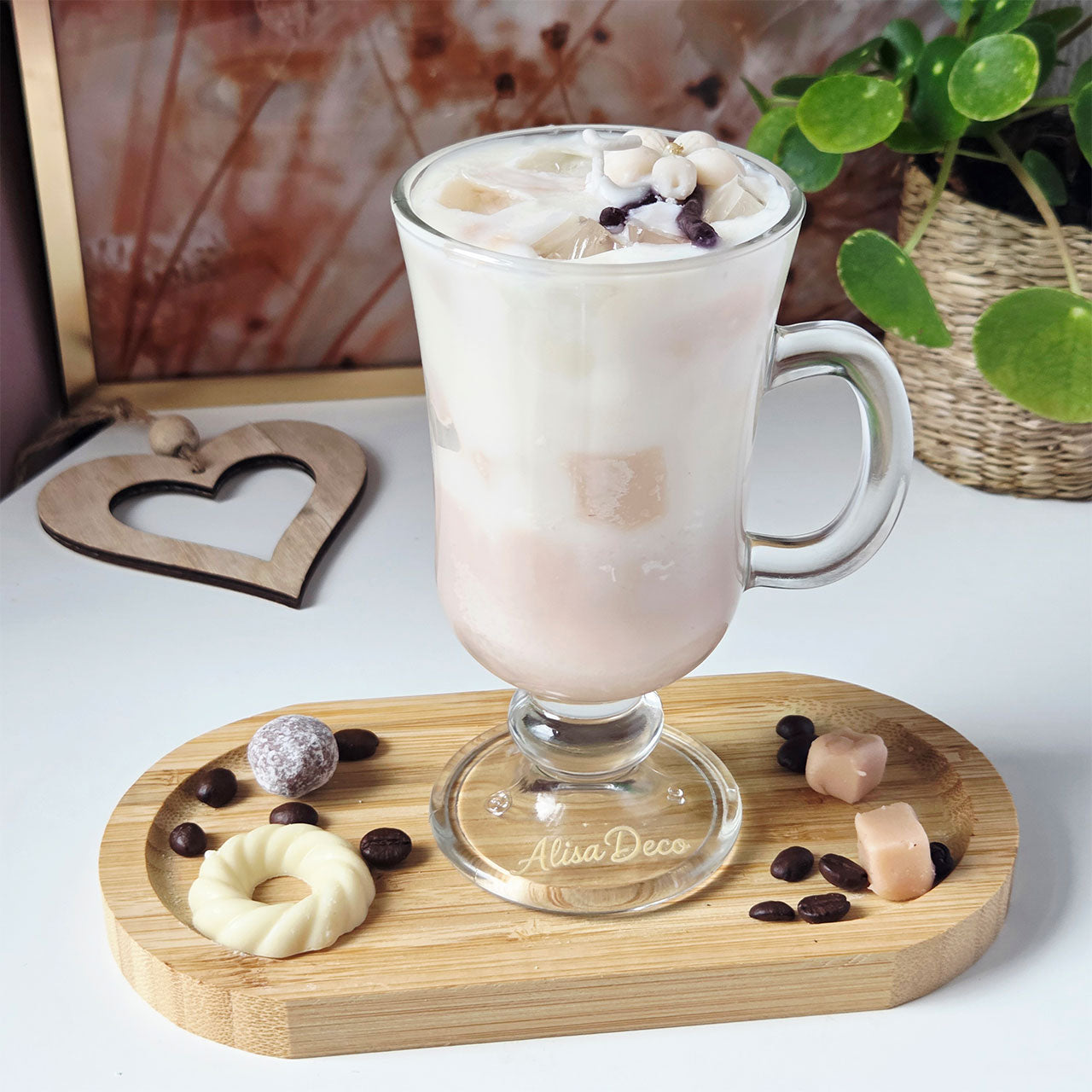 Detailaufnahme der Oberfläche der Vanilla Latte Kerze mit Wachselementen