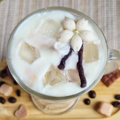 Schichtung der Vanilla Latte Kerze mit Milch- und Cremeoptik im Glas