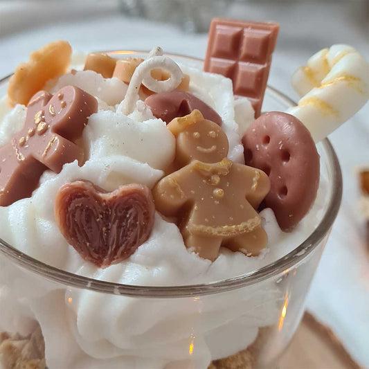 Geschenkverpackte Sojawachskerze Gingerbread Dream – bereit zum Verschenken