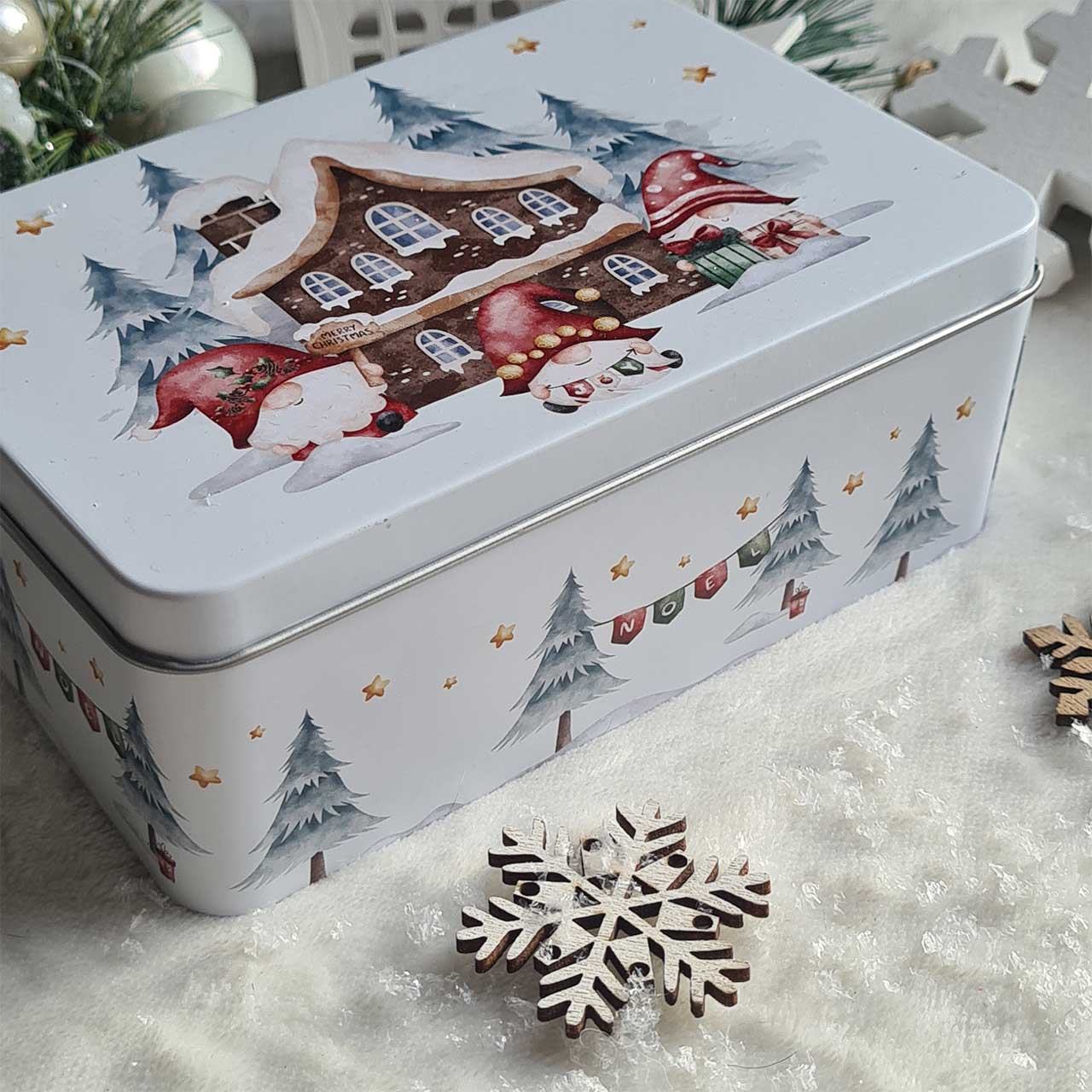 Detailaufnahme handgegossener Wichtel aus Sojawachs