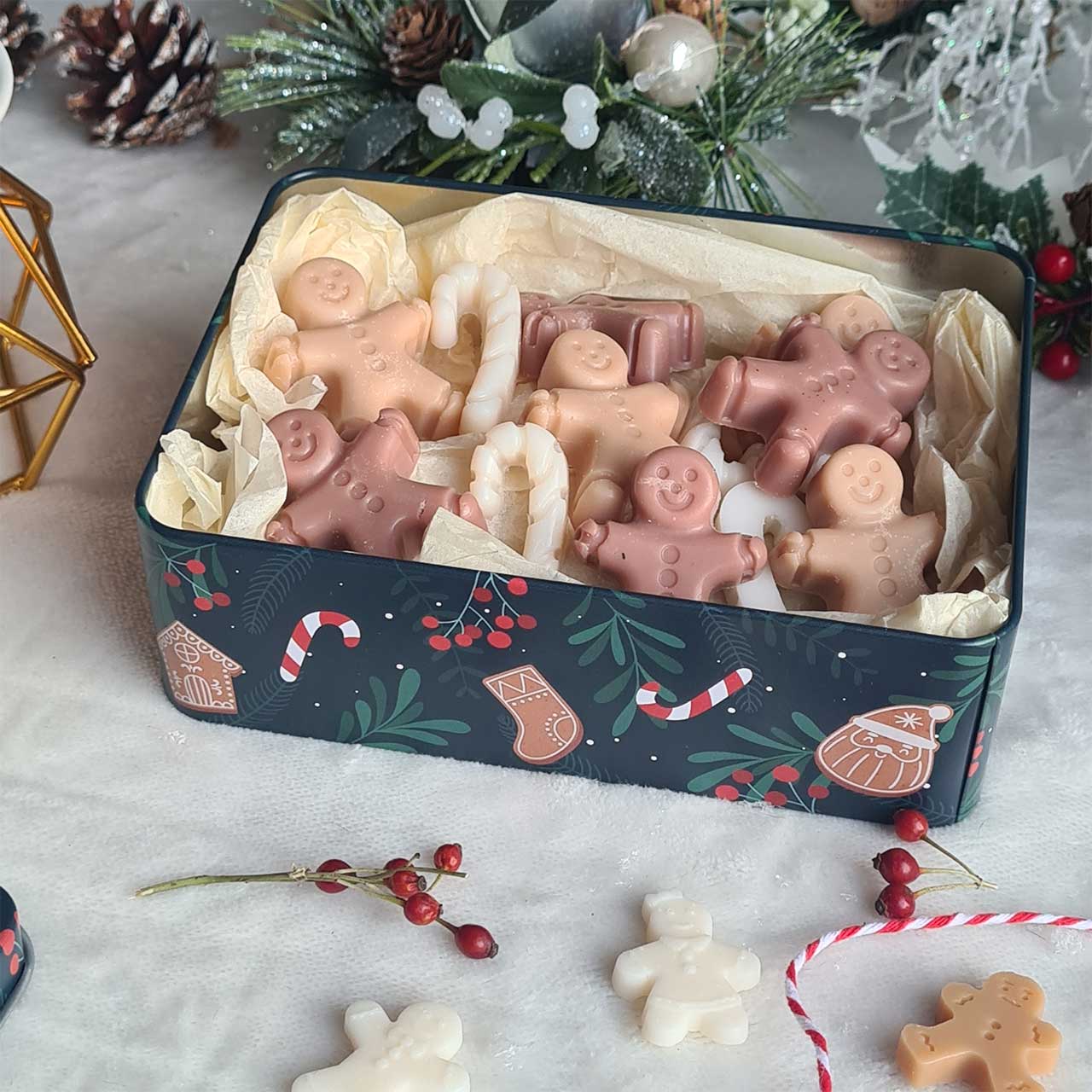 Christmas Wax Melts mit Deko und Merry-Christmas-Geschenkdose.